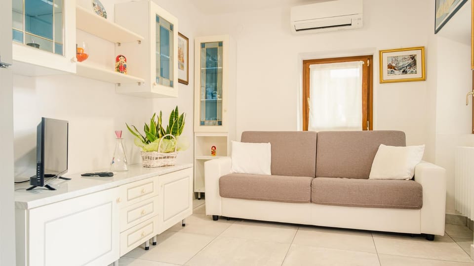 TV and multimedia, Seating area, air conditioner