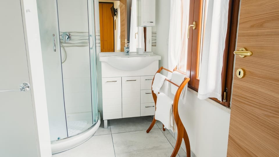 Bathroom, Kitchen or kitchenette
