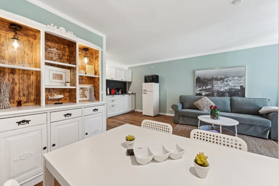 Kitchen or kitchenette, Living room, Seating area, Dining area