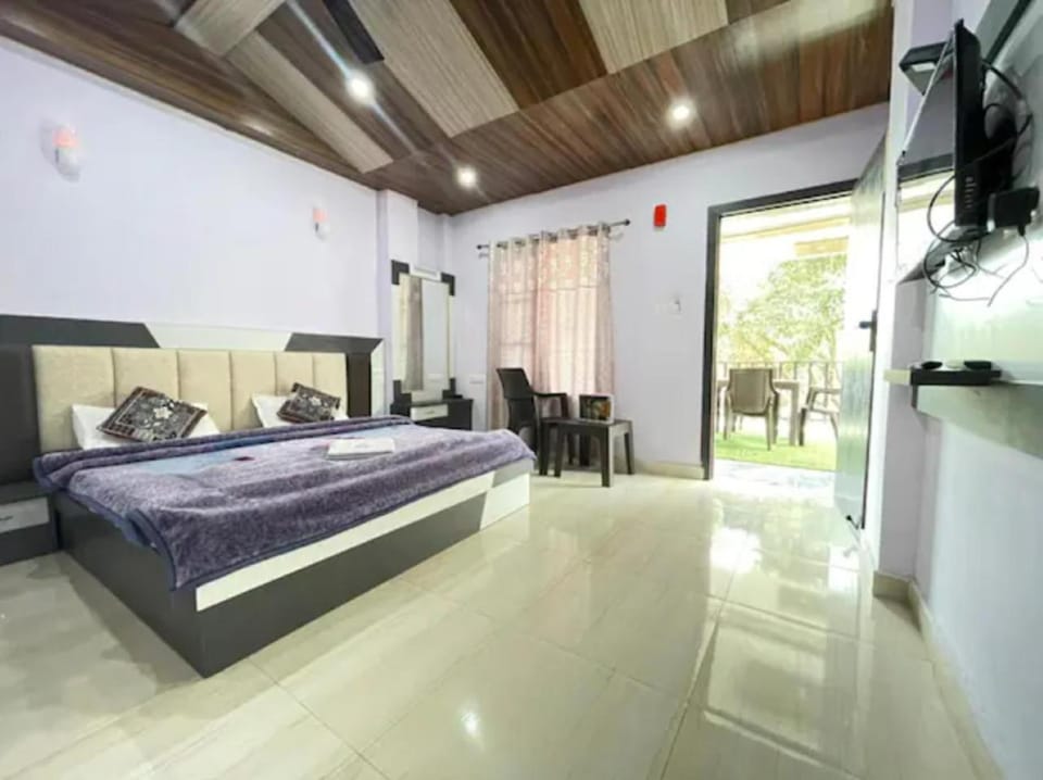 Property building, Bed, Bedroom, fireplace