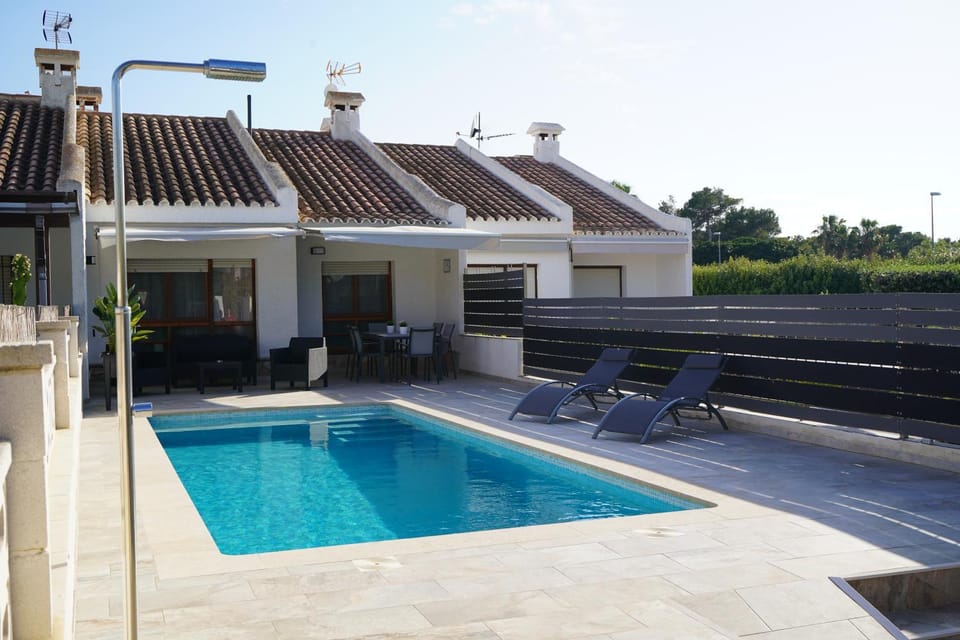 Patio, Swimming pool, sunbed