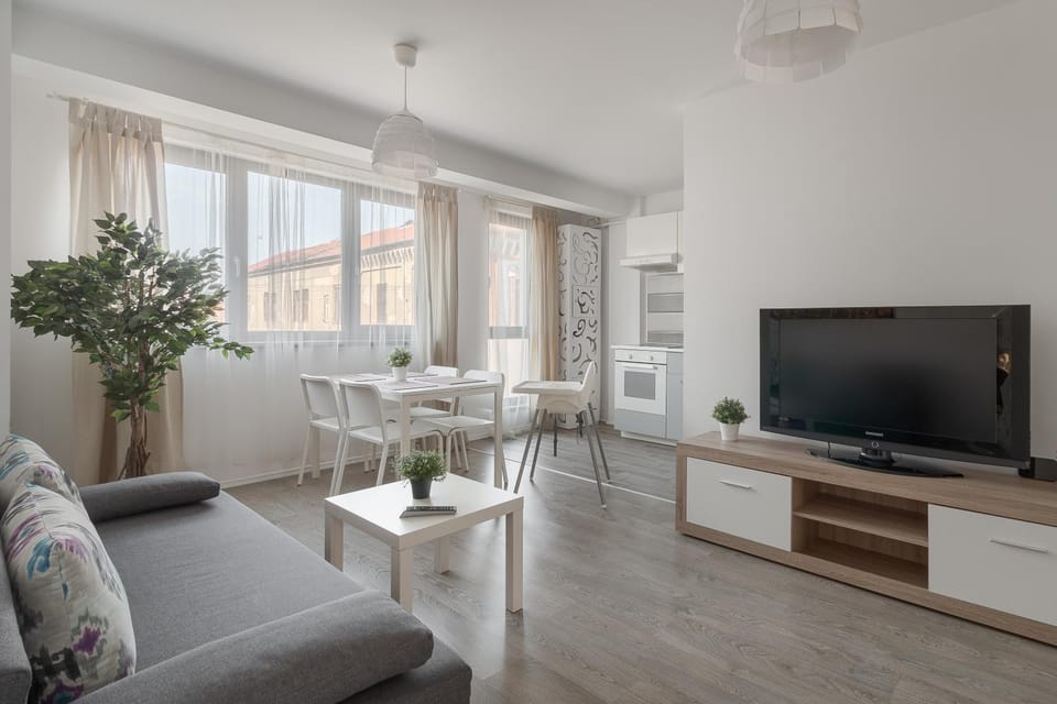 TV and multimedia, Living room, Seating area, Dining area