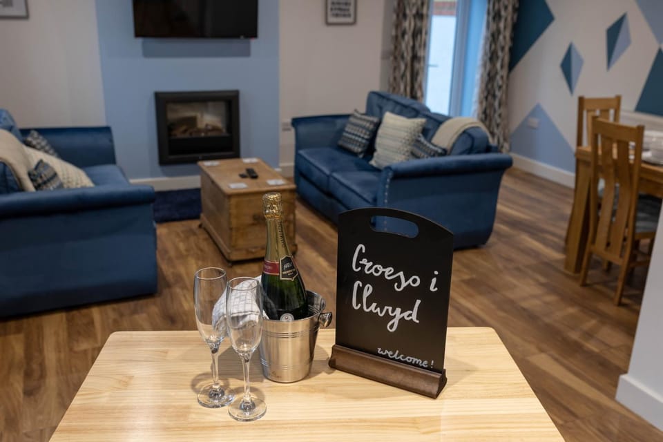 Living room, Seating area, Drinks