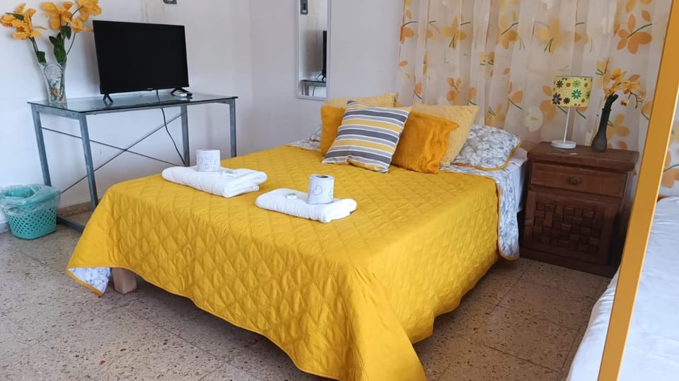 Bed, TV and multimedia, Photo of the whole room, Bedroom, towels