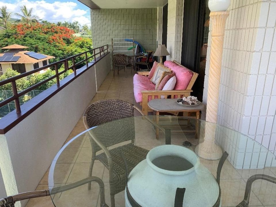 White Sands Beach Condo #324. BIG PATIO!! Ocean and Mountains across from beach! Apartment in Big Island
