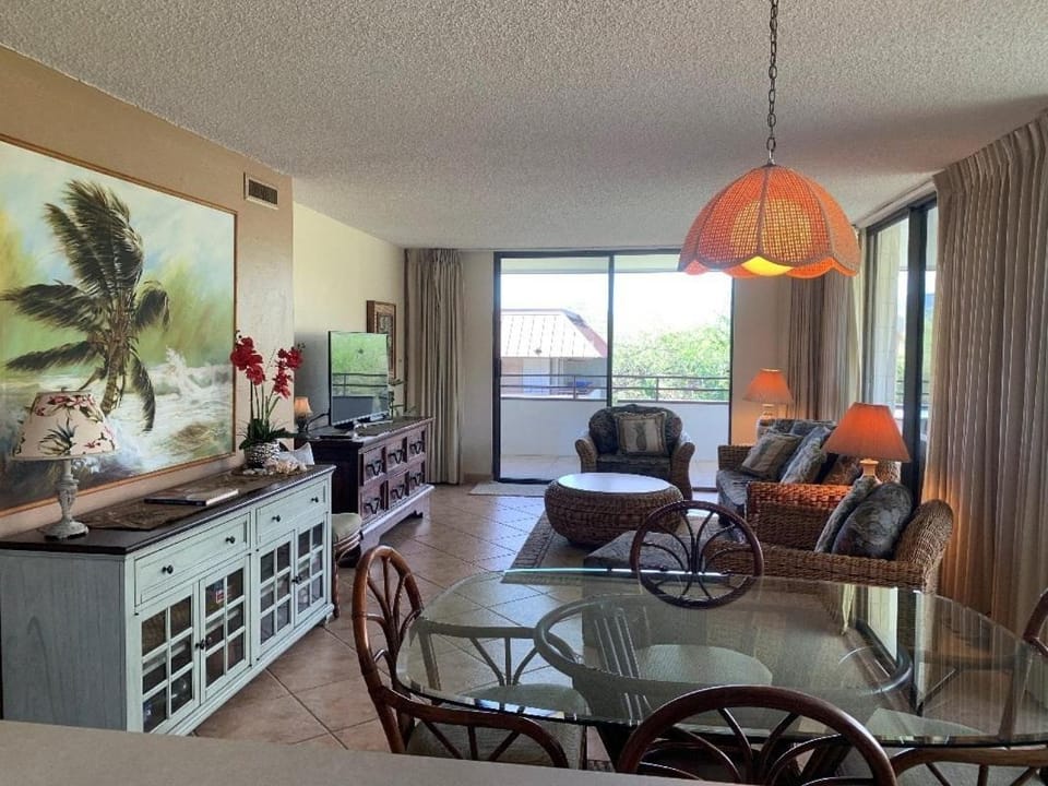 White Sands Beach Condo #324. BIG PATIO!! Ocean and Mountains across from beach! Apartment in Big Island