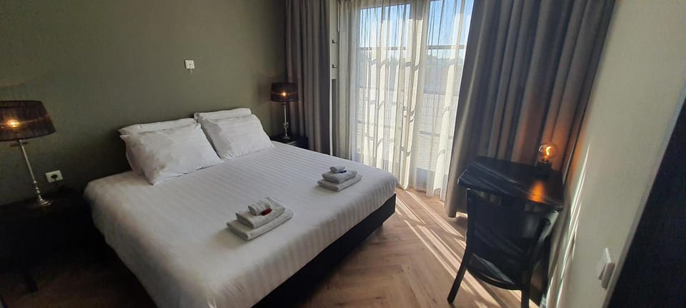 Photo of the whole room, Bedroom, towels