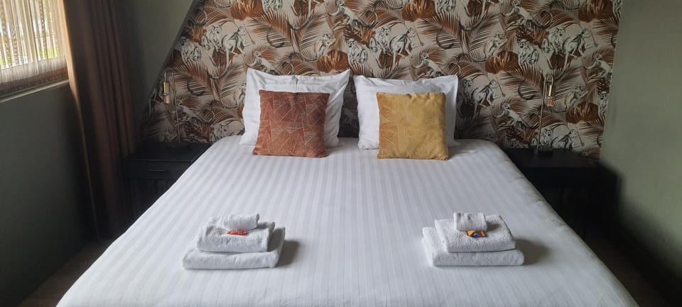 Bed, towels