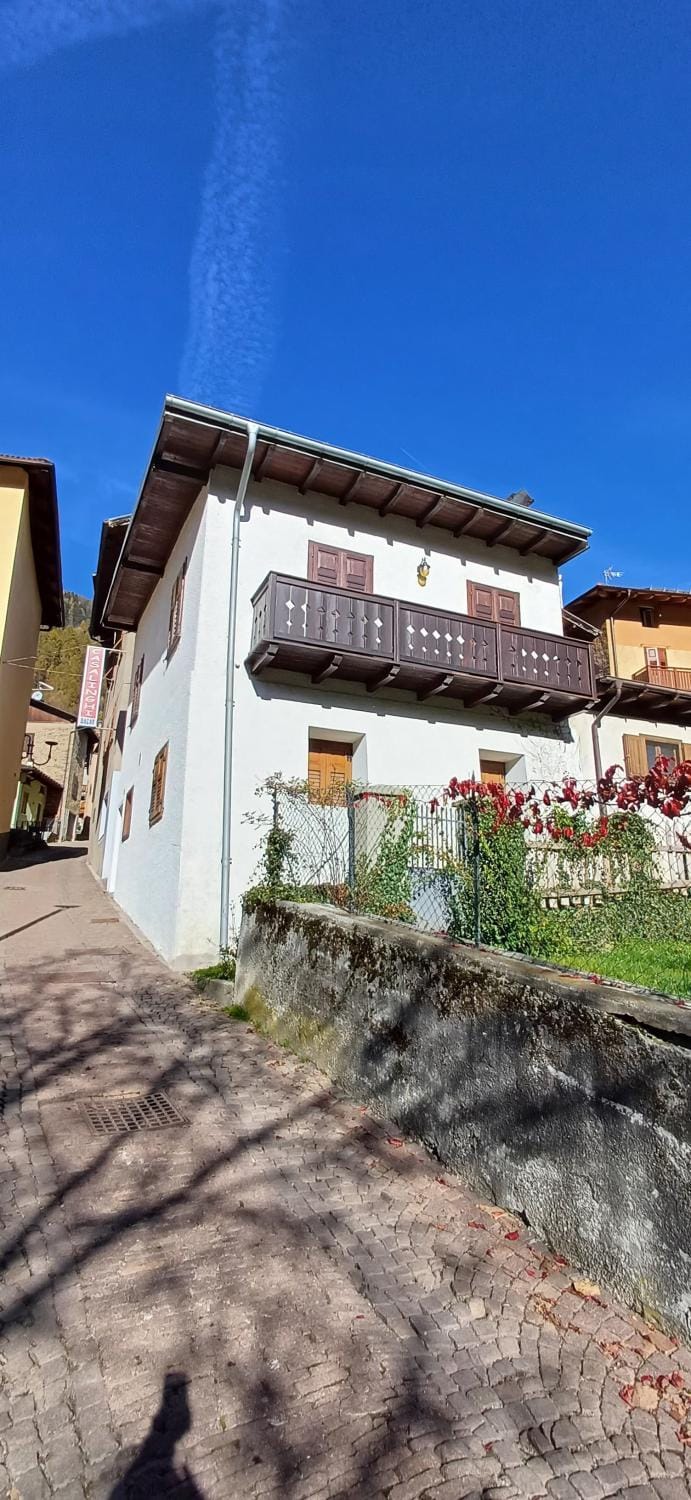 Property building, Day, Neighbourhood