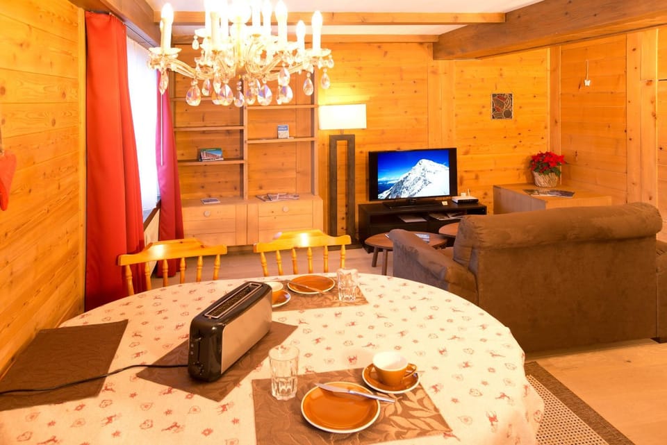 Communal lounge/ TV room, Spring, Winter, Summer, TV and multimedia, Living room, Photo of the whole room, Seating area, Dining area, Bedroom, Autumn