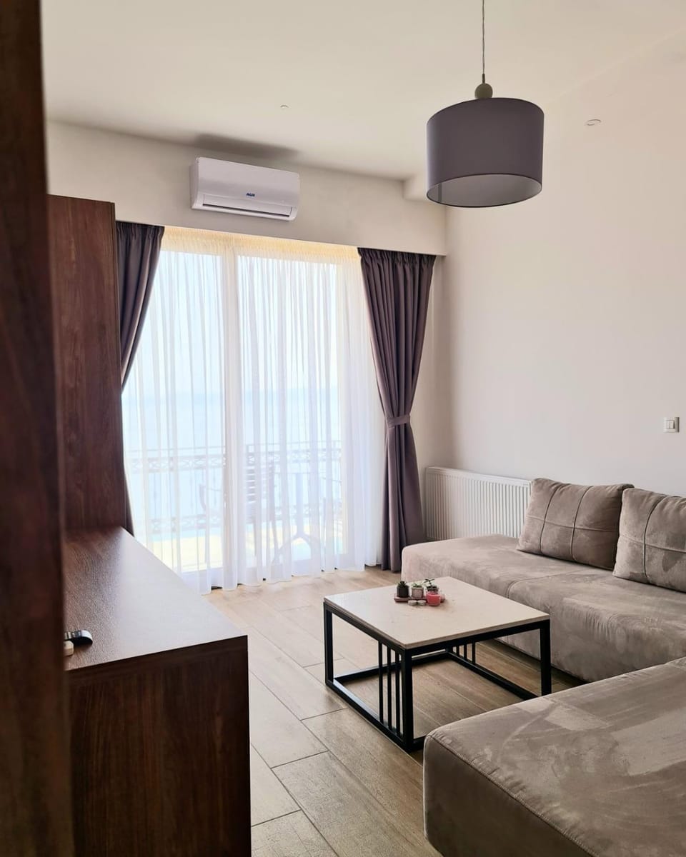 Bed, TV and multimedia, Living room, Seating area, Bedroom