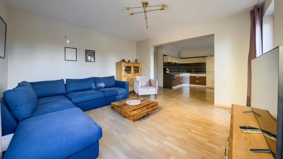 TV and multimedia, Kitchen or kitchenette, Living room, Seating area