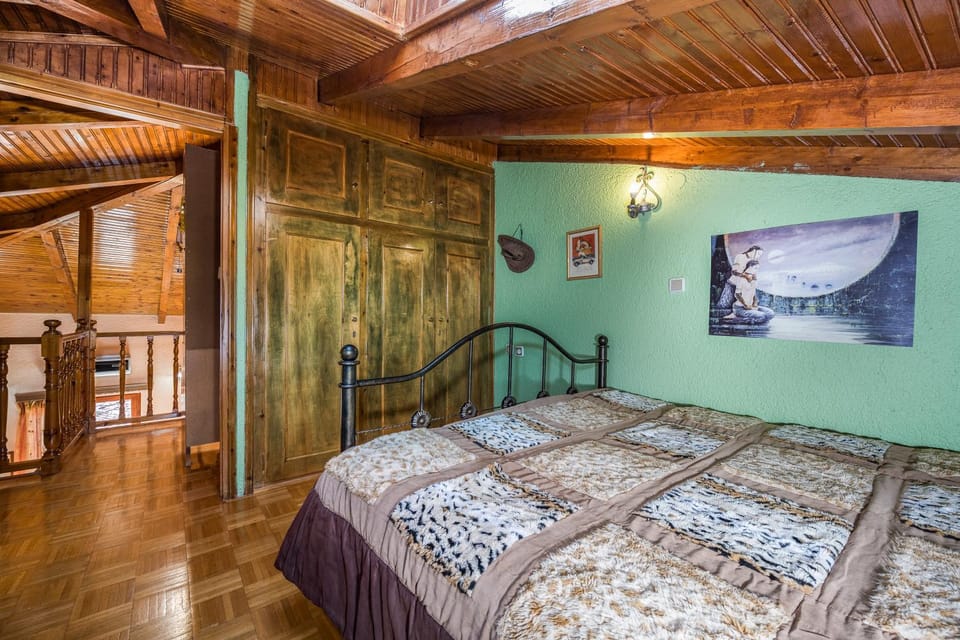 Ευχάριστο σαλέ με σοφίτα και τζάκι. Chalet in Peloponnese, Western Greece and the Ionian