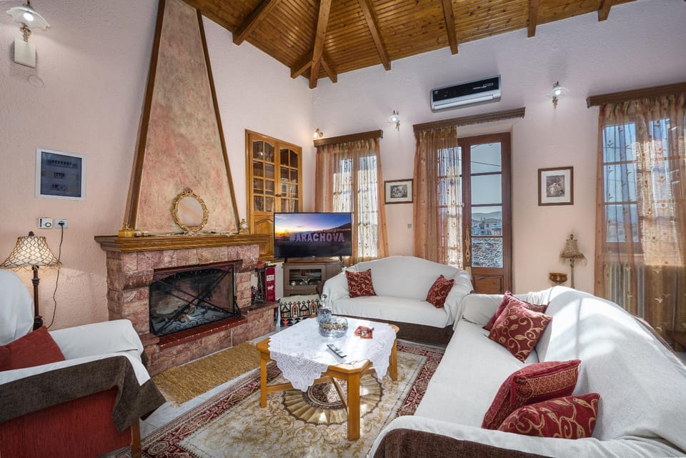 Ευχάριστο σαλέ με σοφίτα και τζάκι. Chalet in Peloponnese, Western Greece and the Ionian