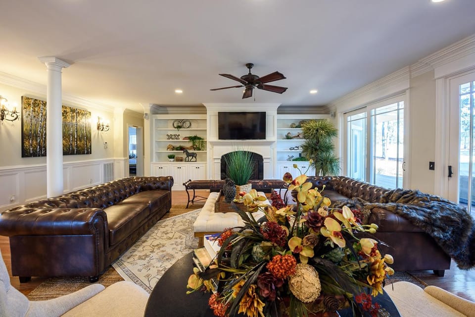 New - Spectacular️ Golf Views - Sleeps 20 - Pinehurst National #9 - Near DT Pinehurst! Villa in Pinehurst