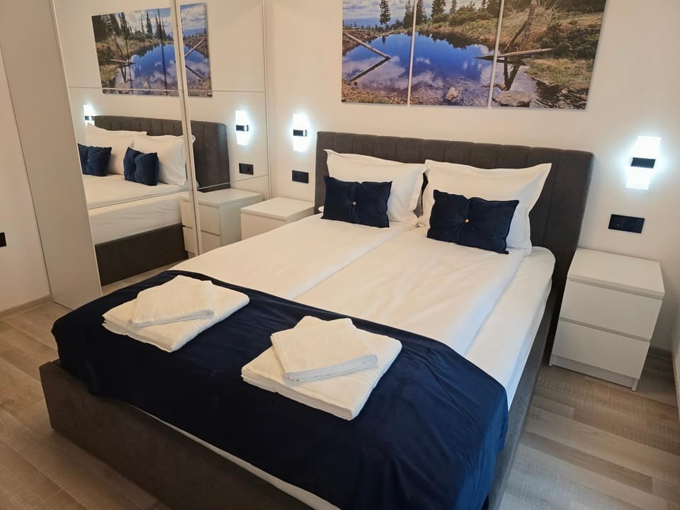Bed, Photo of the whole room, Bedroom, towels