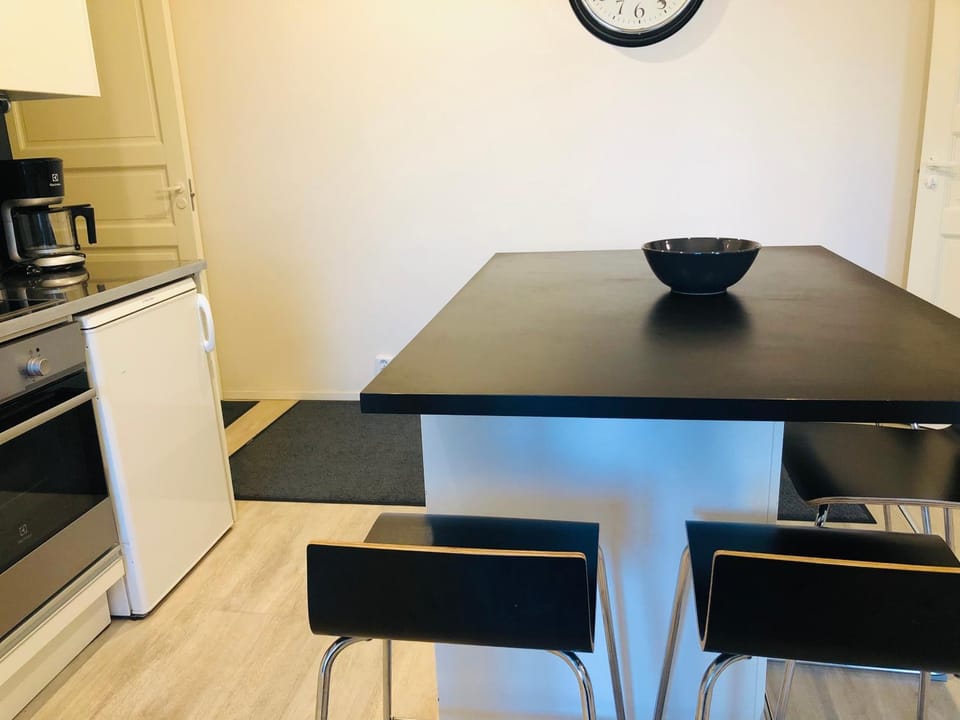 Kitchen or kitchenette, oven