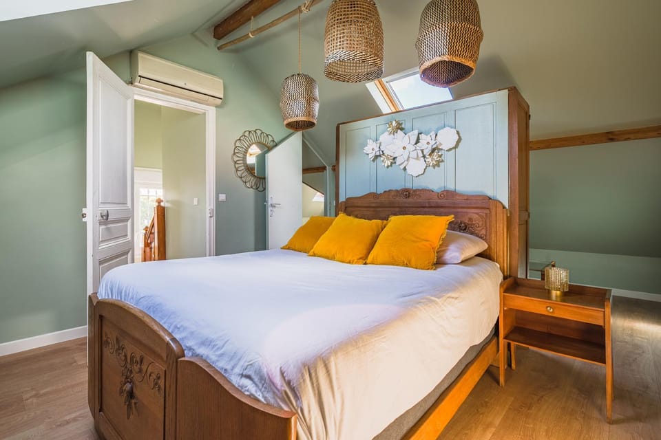 Photo of the whole room, Bedroom