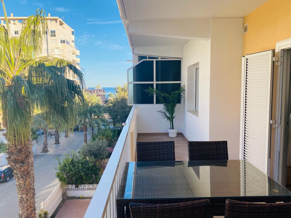 Amplio apartamento con vistas al mar, parking y wifi Apartment in Alicante