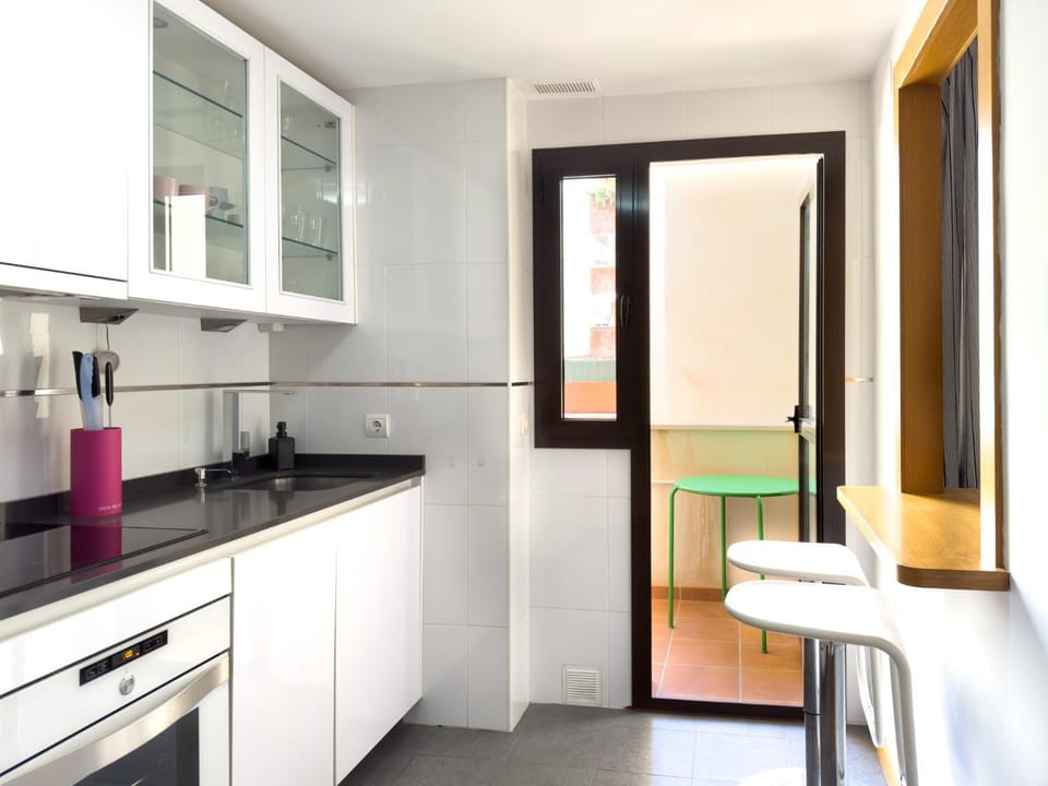 Kitchen or kitchenette, Dining area, stove