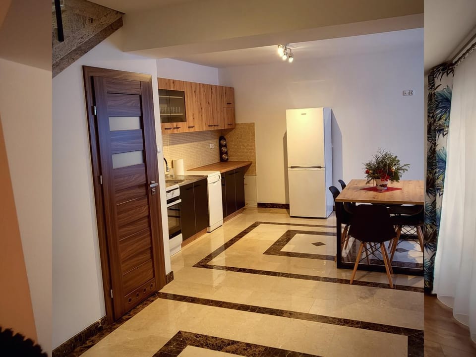 Kitchen or kitchenette, Dining area
