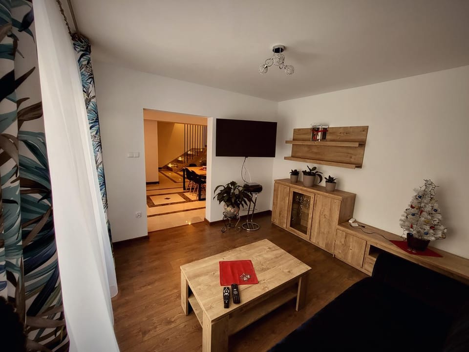 Communal lounge/ TV room, TV and multimedia, Living room, Seating area