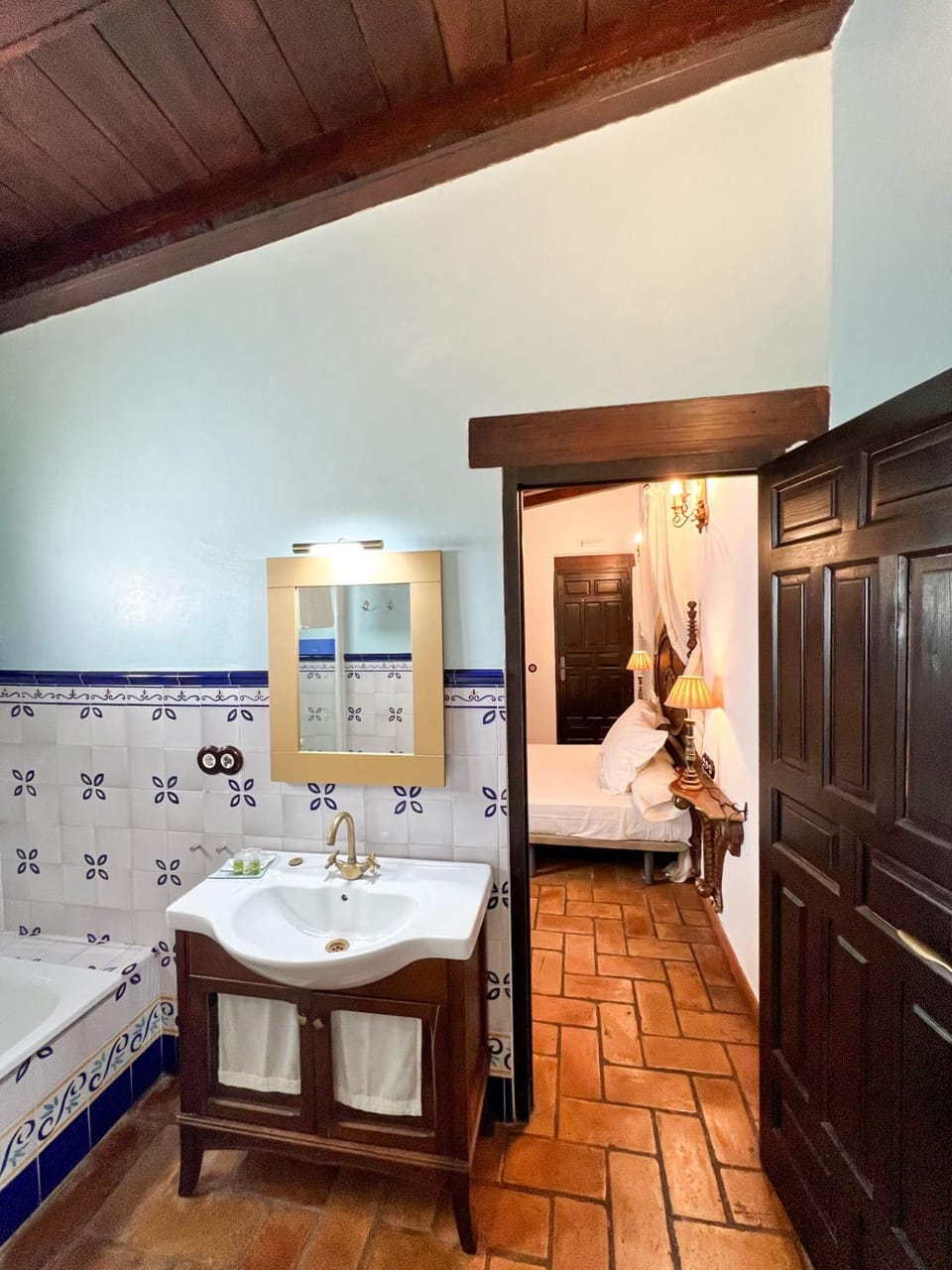 Bed, Bathroom, Photo of the whole room, Bedroom, towels