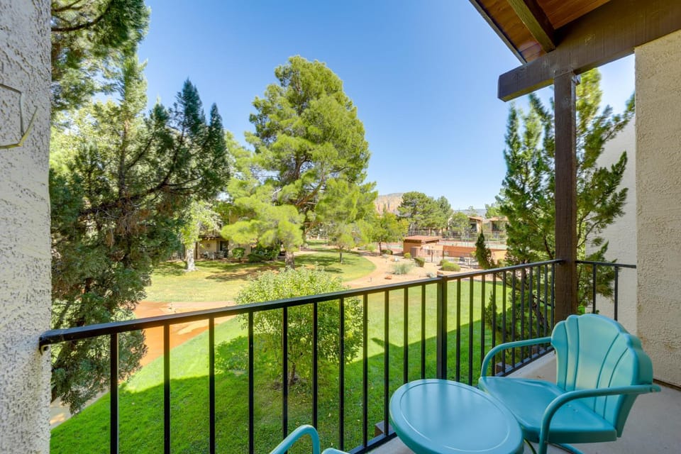 Mtn-View Condo with Hot Tub Access in Sedona! Apartment in Village of Oak Creek
