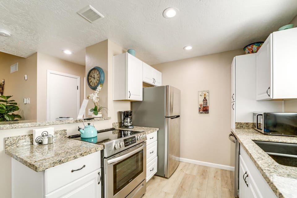 Mtn-View Condo with Hot Tub Access in Sedona! Apartment in Village of Oak Creek