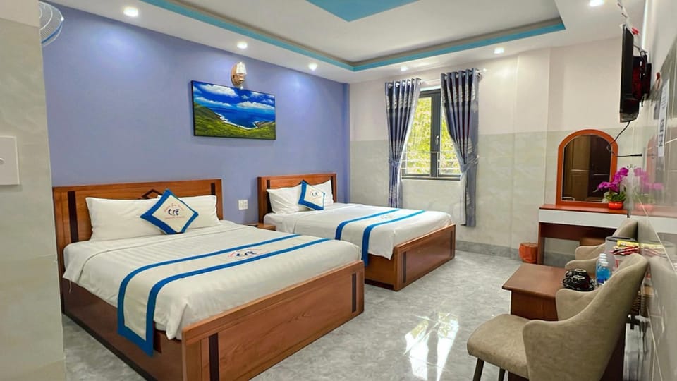 Bed, TV and multimedia, Bedroom, towels, air conditioner