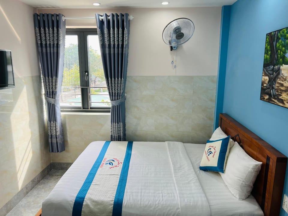 Bed, TV and multimedia, Bedroom