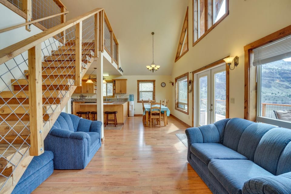 Stunning Hilltop Home by John Day Fossil Beds House in Oregon