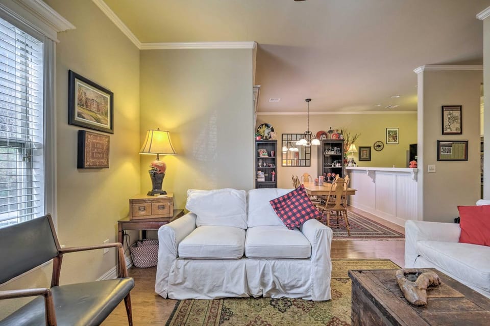 Fayetteville Apt by Univ of Arkansas Campus! House in Fayetteville