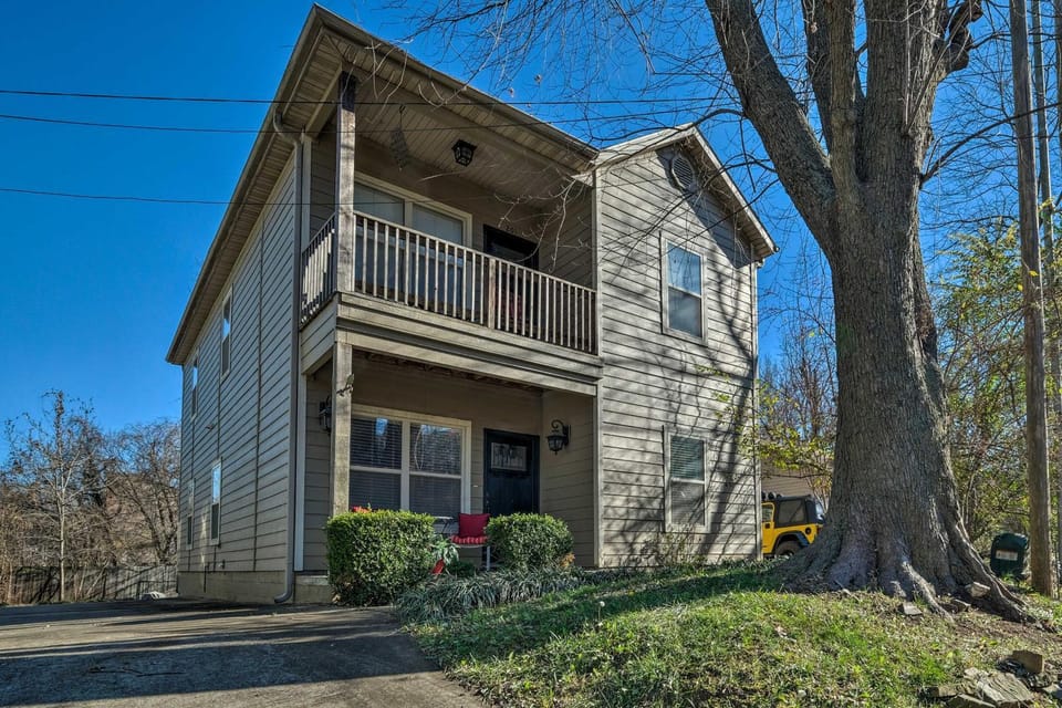Fayetteville Apt by Univ of Arkansas Campus! House in Fayetteville