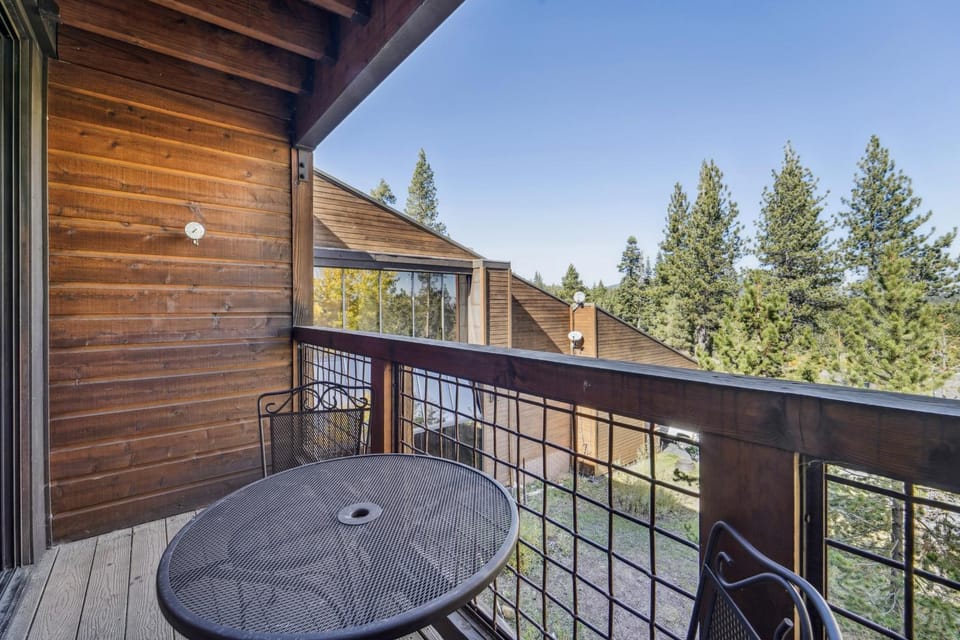 On-Site Skiing: Truckee Studio w/ Balcony Apartment in Truckee