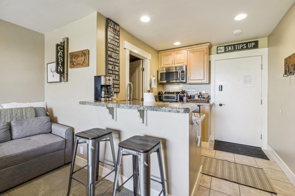 On-Site Skiing: Truckee Studio w/ Balcony Apartment in Truckee