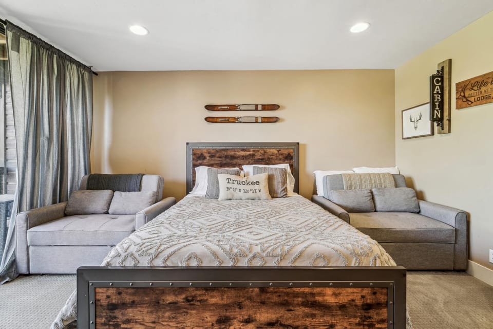 On-Site Skiing: Truckee Studio w/ Balcony Apartment in Truckee