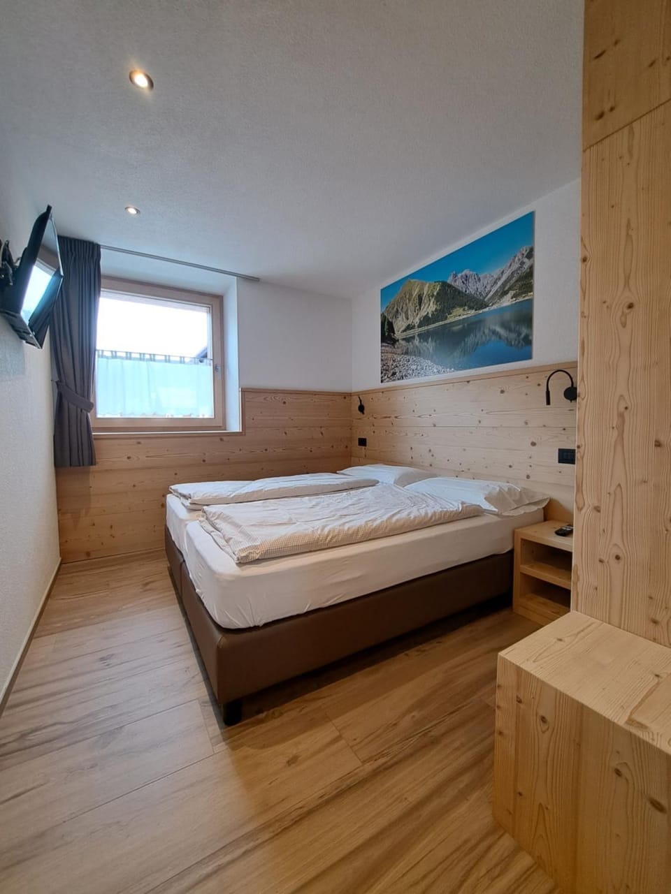 Bed, TV and multimedia, Photo of the whole room, Bedroom