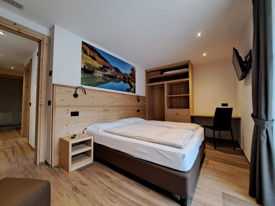 Bed, Photo of the whole room, Bedroom, wardrobe