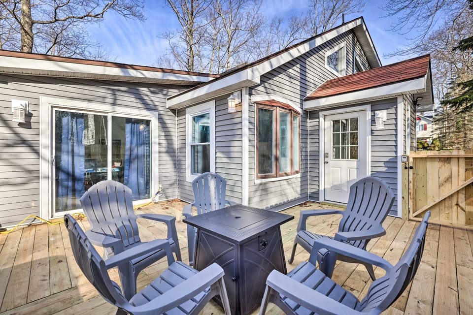 Hot Tub, Fire Pit & Game Room: Tobyhanna Home! House in Coolbaugh Township