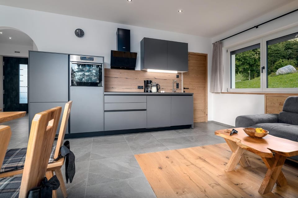 Coffee/tea facilities, Kitchen or kitchenette, dishwasher, oven, pet friendly, stove