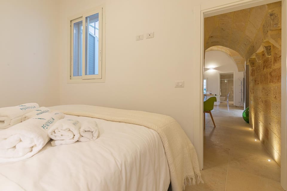 Bedroom, towels