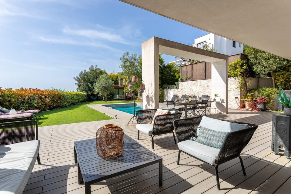 Patio, Dining area, Swimming pool