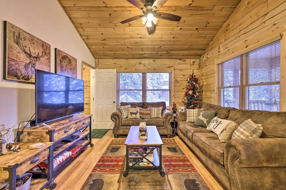 Cozy 'Nora's Hideaway' - Charming, Quiet Log Cabin Cabin in Utah