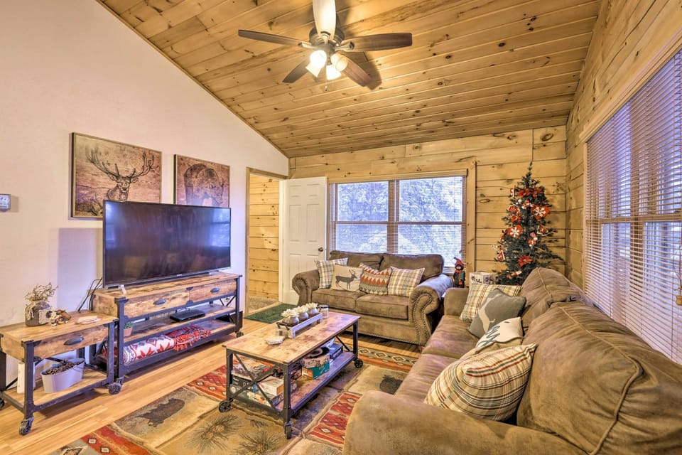 Cozy 'Nora's Hideaway' - Charming, Quiet Log Cabin Cabin in Utah