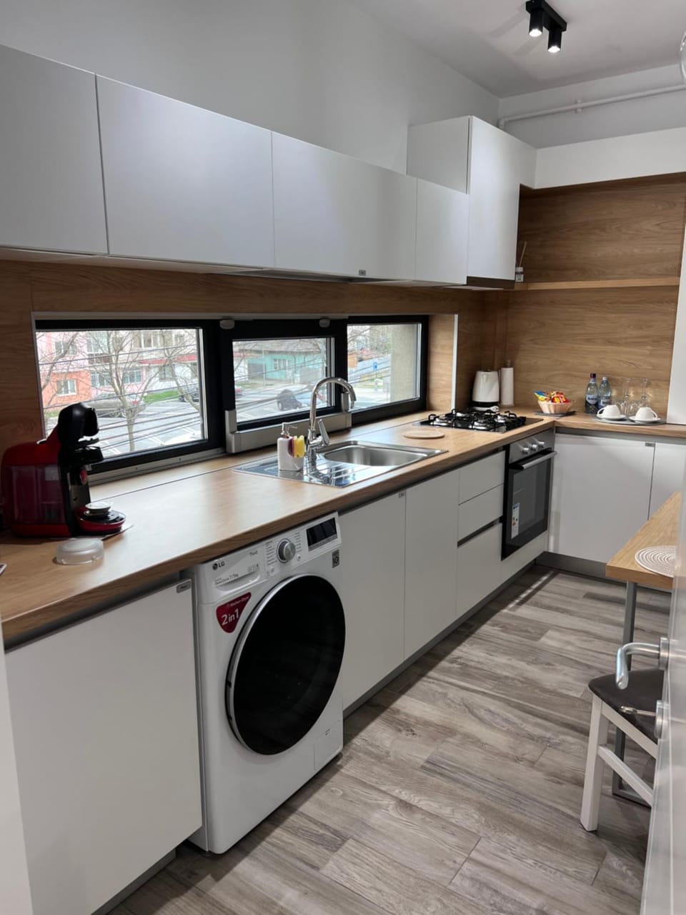 Kitchen or kitchenette, minibar, stove, toaster, washing machine, dryer