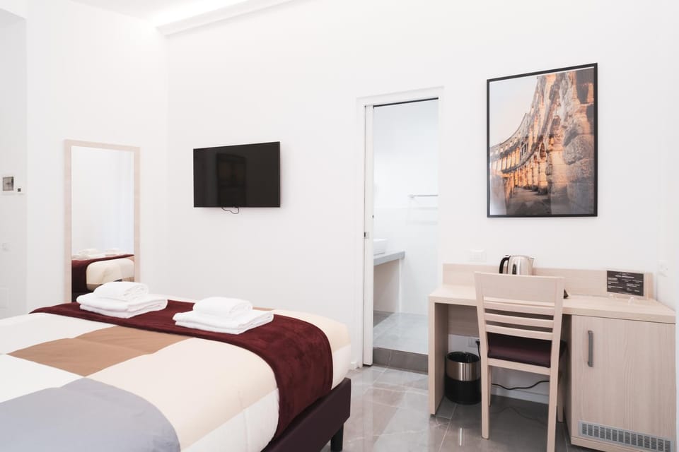 Bed, TV and multimedia, Photo of the whole room