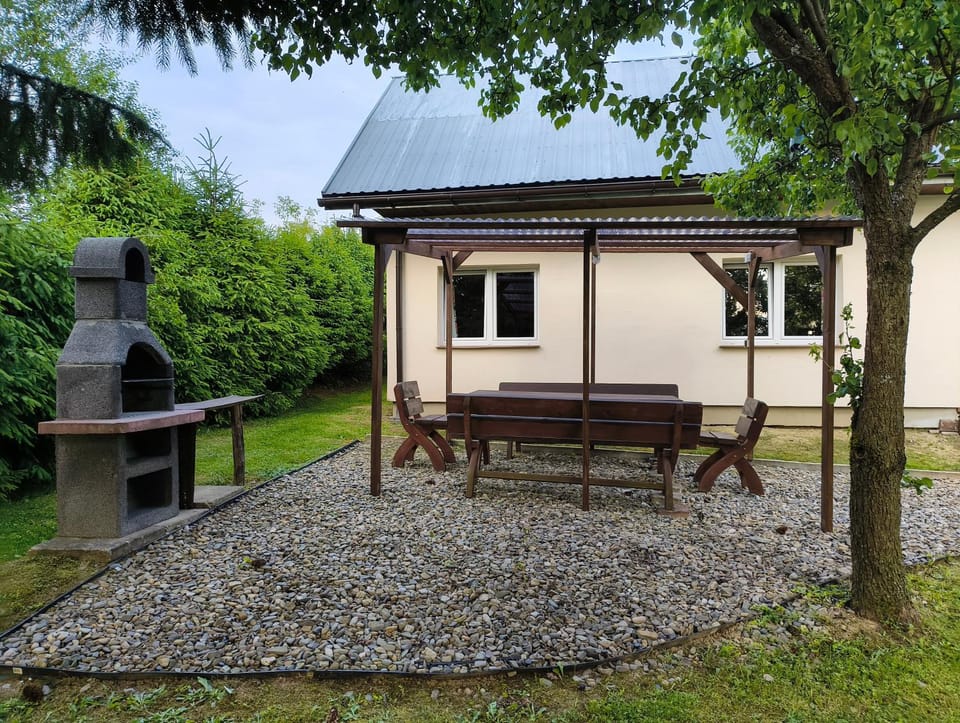 Property building, BBQ facilities, Evening entertainment