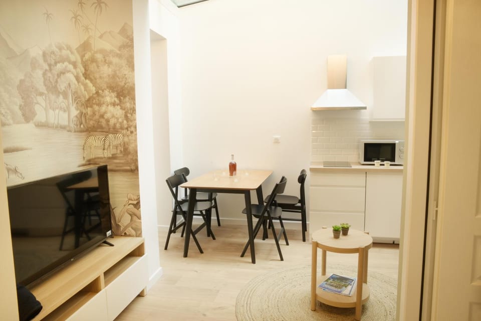 TV and multimedia, Living room, Seating area, Dining area