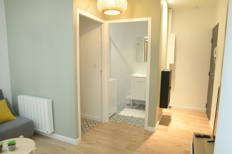 Facade/entrance, Bathroom, Living room